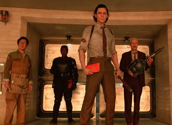 A estreia da 2ª temporada de Loki tem mais caminhada e conversa do que um episódio da ala oeste