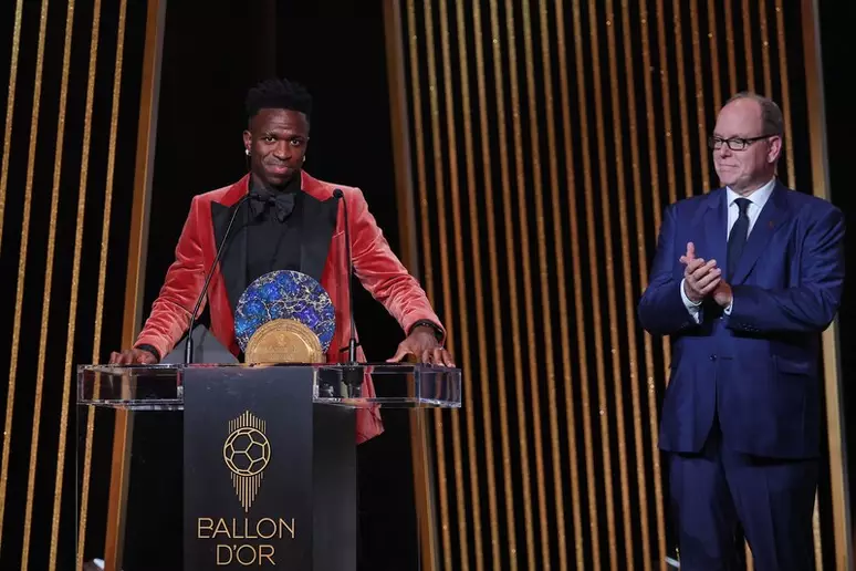 A estrela do Real Madrid, Vinicius, ganha o Prêmio Sócrates na gala da Bola de Ouro