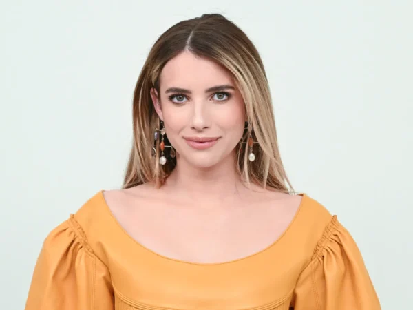 Emma Roberts pede desculpas à co estrela de American Horror Story
