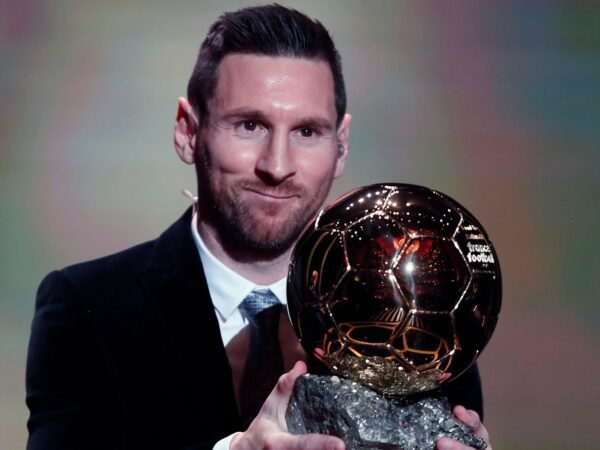 Estrela do Chelsea saúda Lionel Messi após a 8ª vitória da Bola de Ouro