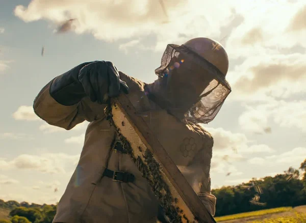 Jason Statham interpreta um apicultor literalmente arrasador no trailer do apicultor