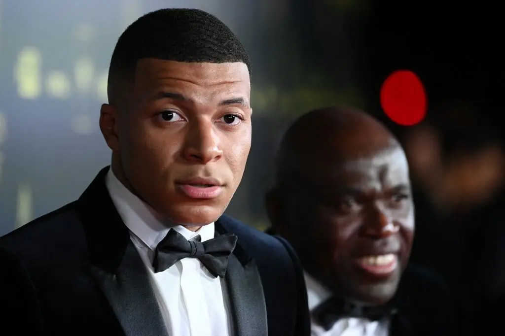 Kylian Mbappe reage quando Lionel Messi ganha a 8ª Bola de Ouro