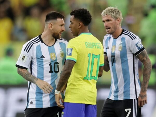 Lionel Messi envolvido em discussão acalorada com Rodrygo