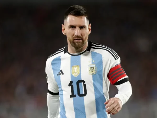 Lionel Messi rebate o gesto insultuoso dos jogadores uruguaios enquanto a Argentina cai para a derrota por 2 a 0 1 Lionel Messi rebate o gesto insultuoso dos jogadores uruguaios enquanto a Argentina cai para a derrota por 2 a 0