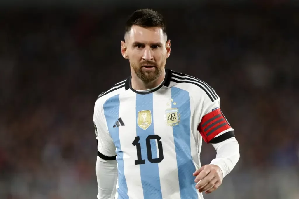 Lionel Messi rebate o gesto insultuoso dos jogadores uruguaios enquanto a Argentina cai para a derrota por 2 a 0