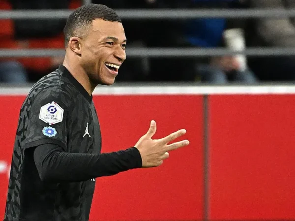 Luis Enrique surge como inimigo do Barcelona enquanto Kylian Mbappe continua ligado ao Real Madrid