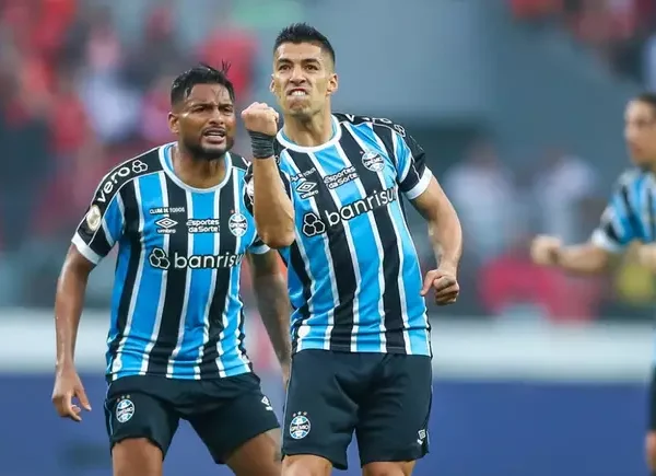 Neymar Jr reage quando o ex companheiro de Barcelona Luis Suárez marca um hat trick