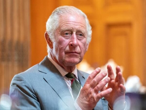 Rei Charles nos Emirados Árabes Unidos para pedir ação sobre o clima na COP28
