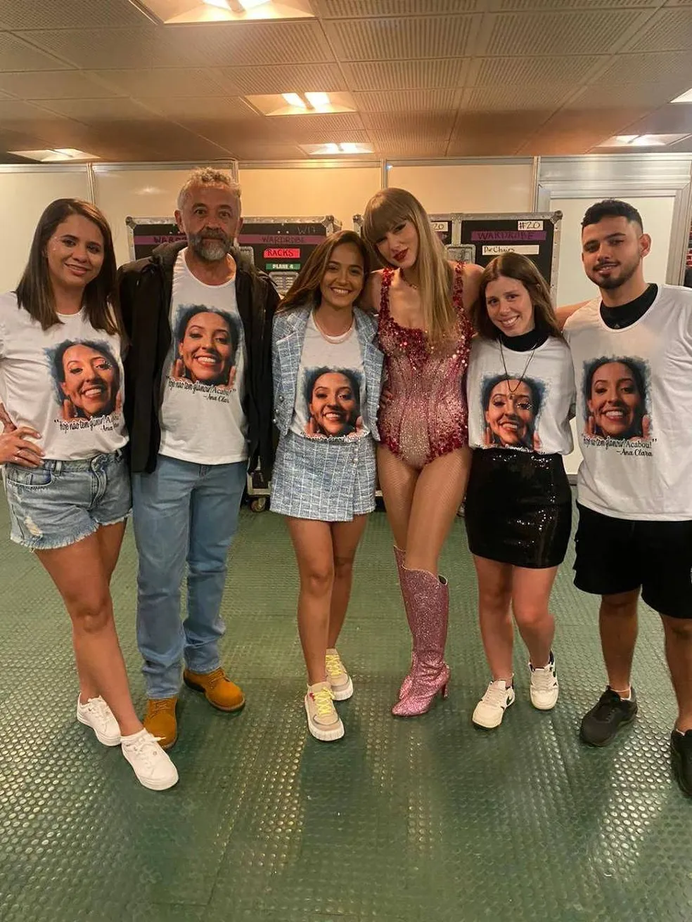 Taylor Swift conhece a família de Ana Clara dias depois de ela morrer em seu show