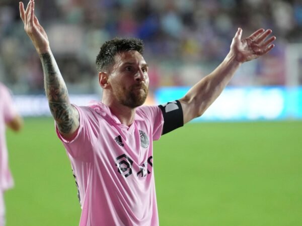 Torcedores reagem quando a lenda do Barcelona fecha acordo para ingressar no Inter Miami de Lionel Messi 1 Torcedores reagem quando a lenda do Barcelona fecha acordo para ingressar no Inter Miami de Lionel Messi