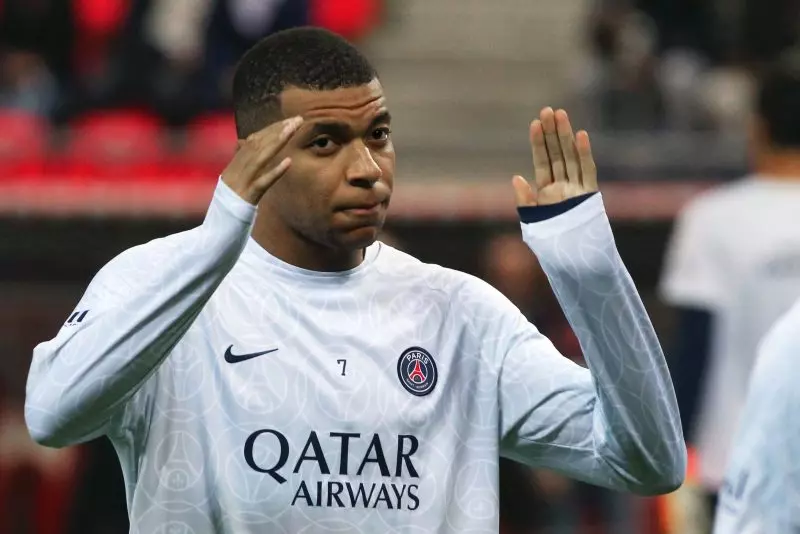 A estrela do PSG, Kylian Mbappe, enfrenta uma grande decisão do Real Madrid, enquanto o clube espanhol prepara uma grande oferta em janeiro