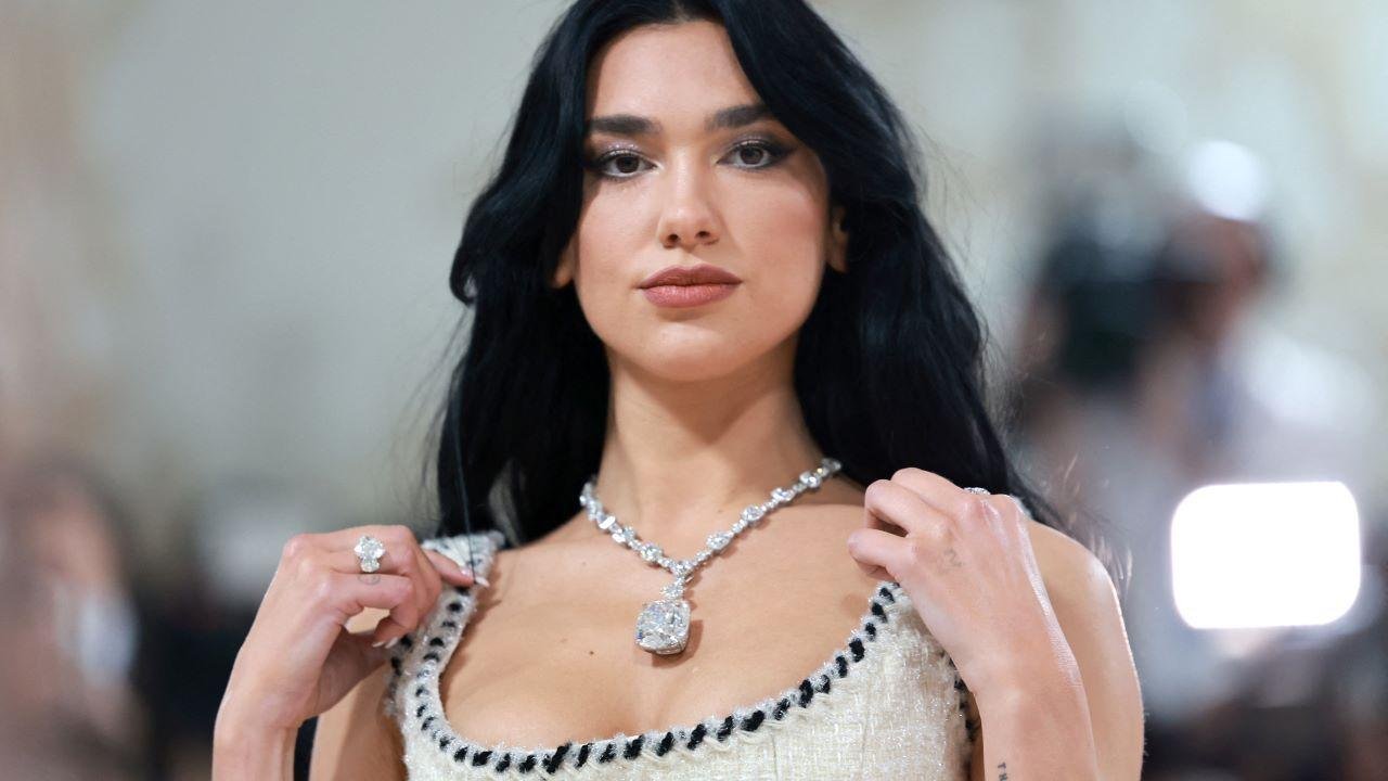 Dua Lipa lança videoclipe de grande orçamento