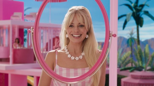 Margot Robbie diz a Cillian Murphy que um produtor de Oppenheimer disse a ela para mudar a data de lançamento da Barbie