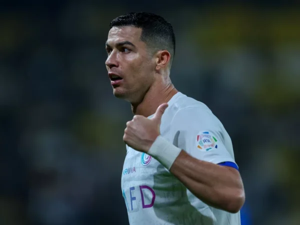 Cristiano Ronaldo comemora 39 anos com o time do Al Nassr antes do treino, vídeo se torna viral