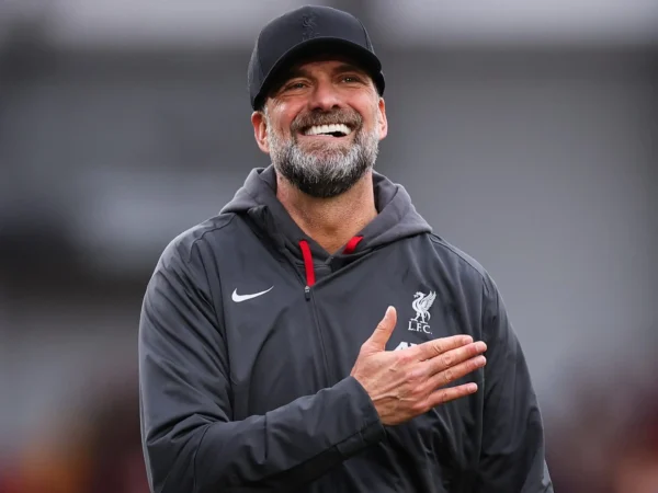 Jurgen Klopp pede aos fãs que parem de pedir à estrela do Liverpool para atirar