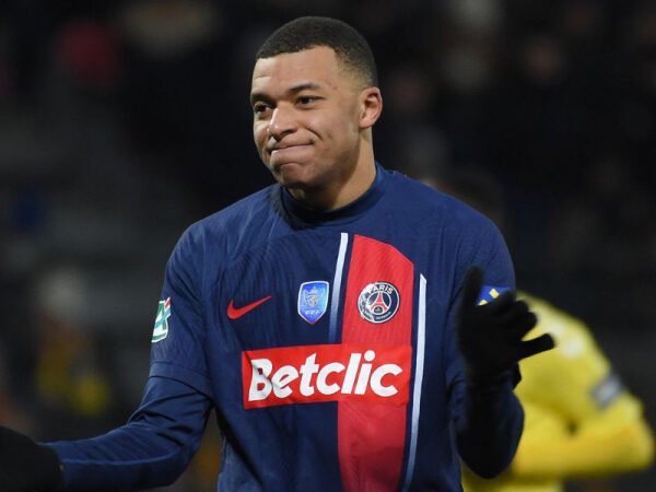 Luis Enrique, técnico do PSG, sugere a saída de Mbappe em meio a ligações com o Real Madrid
