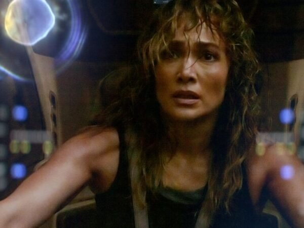 Jennifer Lopez pilota Mecha no trailer de Atlas da Netflix