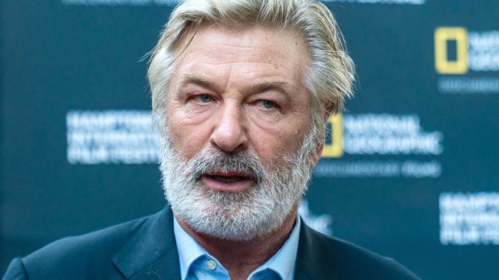 O diretor assistente diz que o armeiro entregou a arma a Alec Baldwin antes do tiro fatal