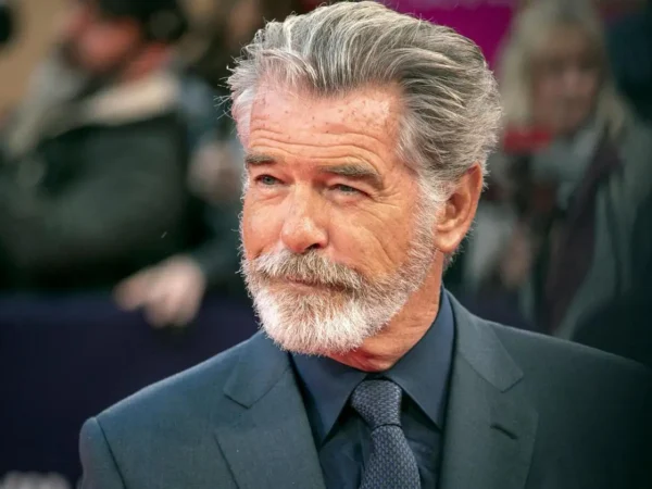 Pierce Brosnan será homenageado com prêmio Oscar Wilde