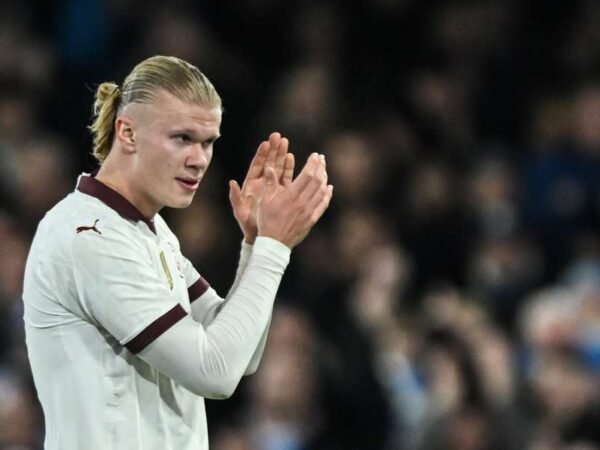 Torcedores incrédulos quando Erling Haaland sente falta do assistente contra o Manchester United