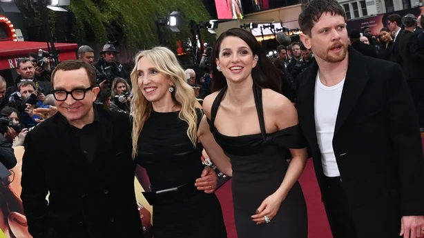 Estrelas chegam ao tapete vermelho na estreia da cinebiografia de Amy Winehouse