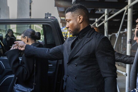 Ex namorada de Jonathan Majors satisfeita com sentença