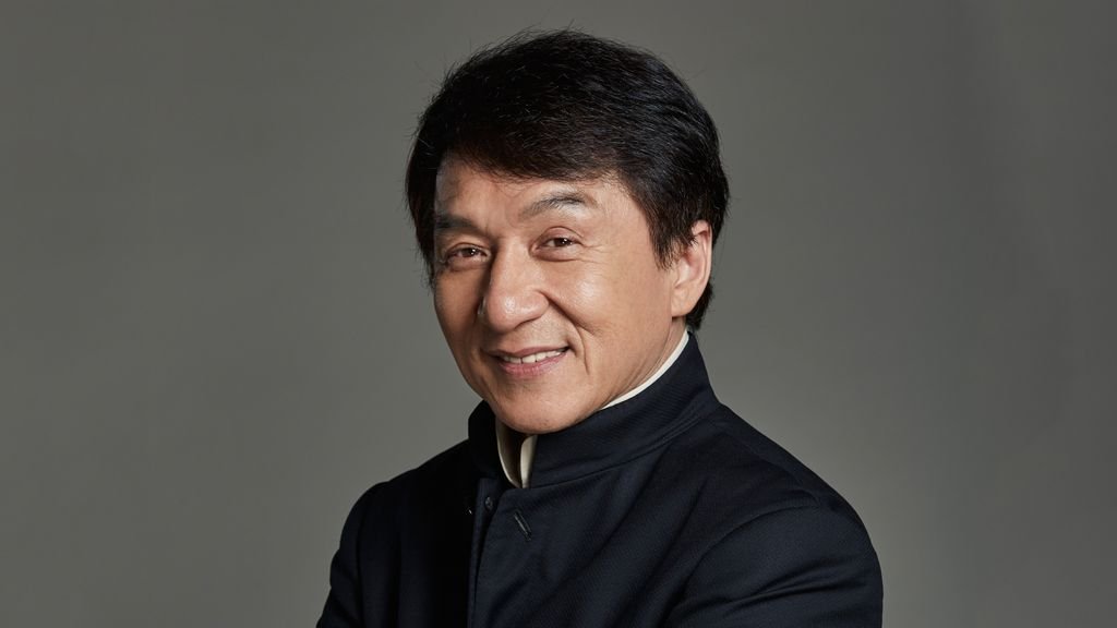 Jackie Chan tranquiliza fãs preocupados com sua saúde