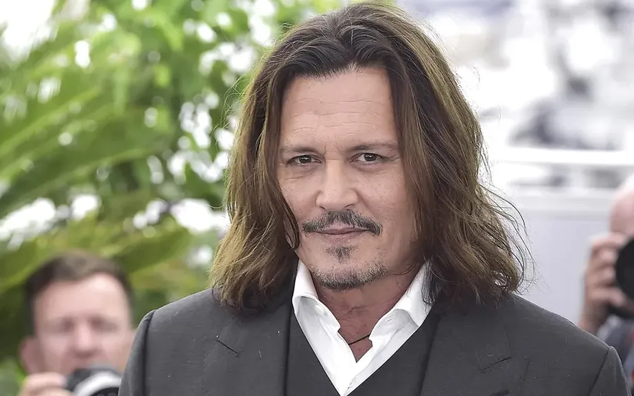 Johnny Depp assiste à estreia de seu primeiro filme desde julgamento