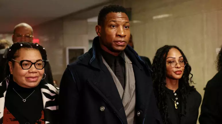 Jonathan Majors condenado a liberdade condicional por agressão