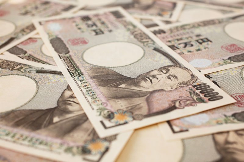 O iene cai ainda mais com o Banco do Japão mantendo as taxas