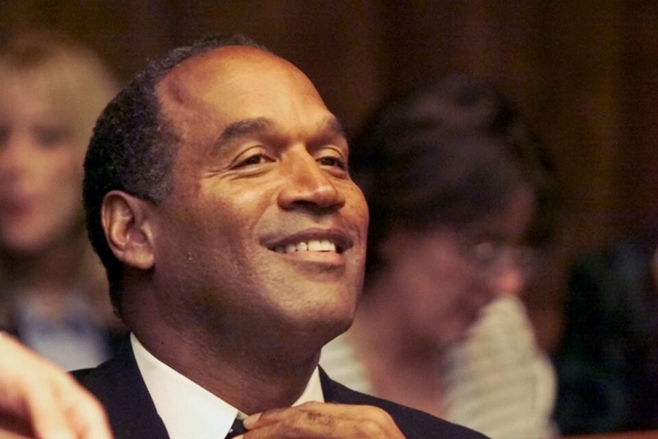 OJ Simpson, ex astro da NFL absolvido de assassinato, morre aos 76 anos