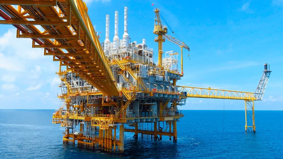 Petróleo cai devido a sinais de fraca demanda por combustível e dólar forte
