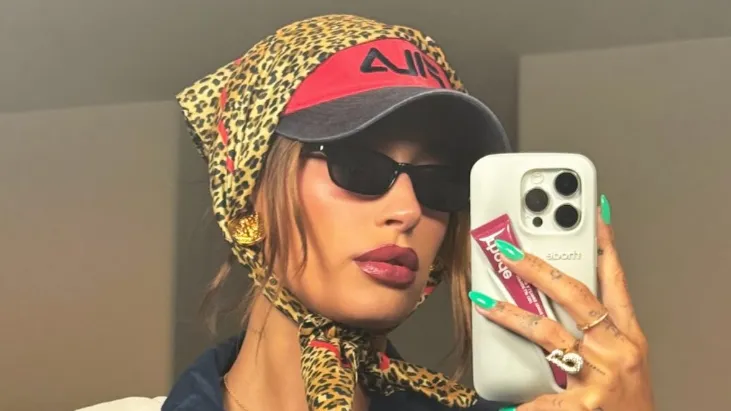 Hailey Bieber parece radiante enquanto exala elegância e charme em sua moda maternidade