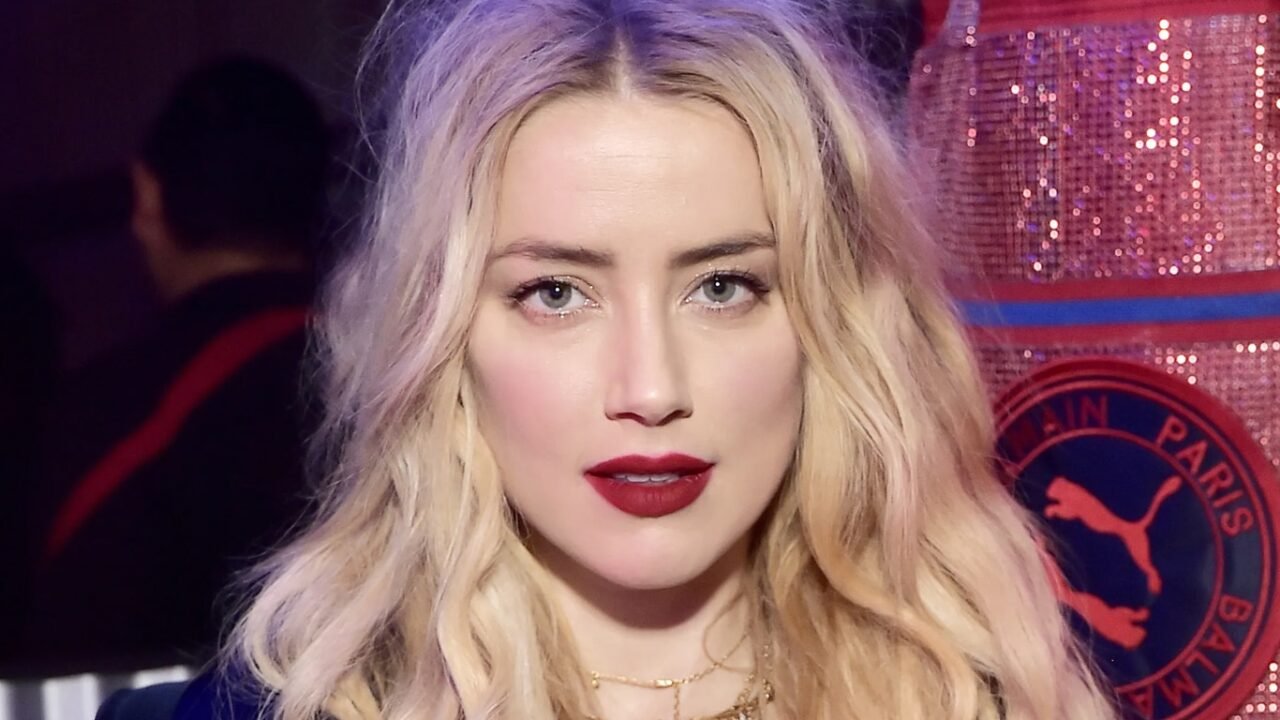 Amber Heard exibiu suas pernas com seu olhar sedutor