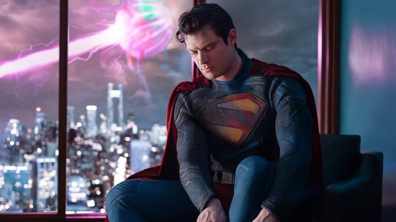 David Corenswet sobe aos céus como Superman em fotos do set de Cleveland