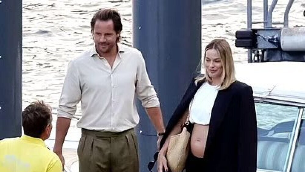Margot Robbie aparentemente exibe sua barriga de grávida durante suas férias 2 image 3