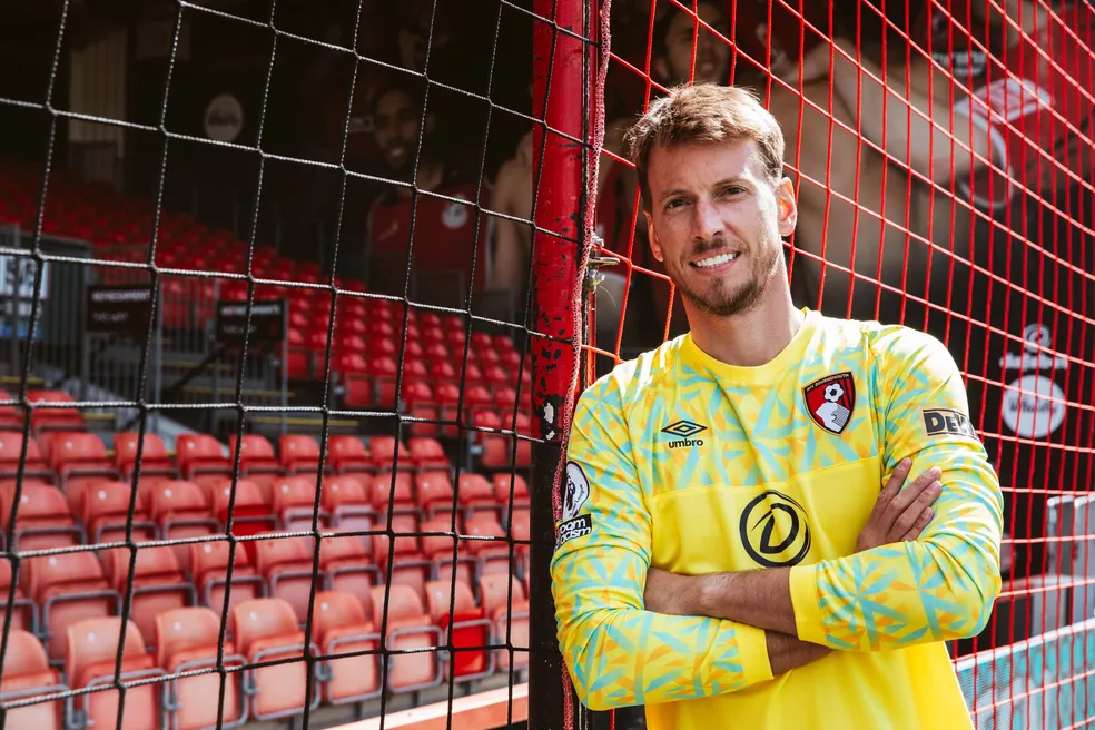 Arsenal contrata goleiro Neto por empréstimo do Bournemouth