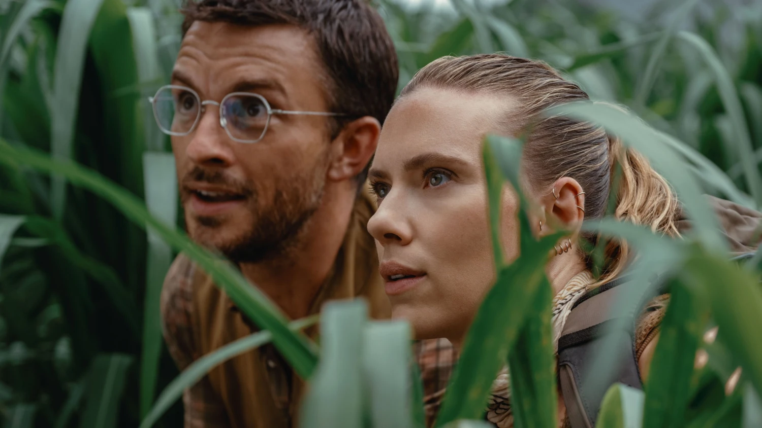 Primeiras imagens de Scarlett Johansson e Mahershala Ali em Jurassic World Rebirth 1 Primeiras imagens de Scarlett Johansson e Mahershala Ali em Jurassic World Rebirth