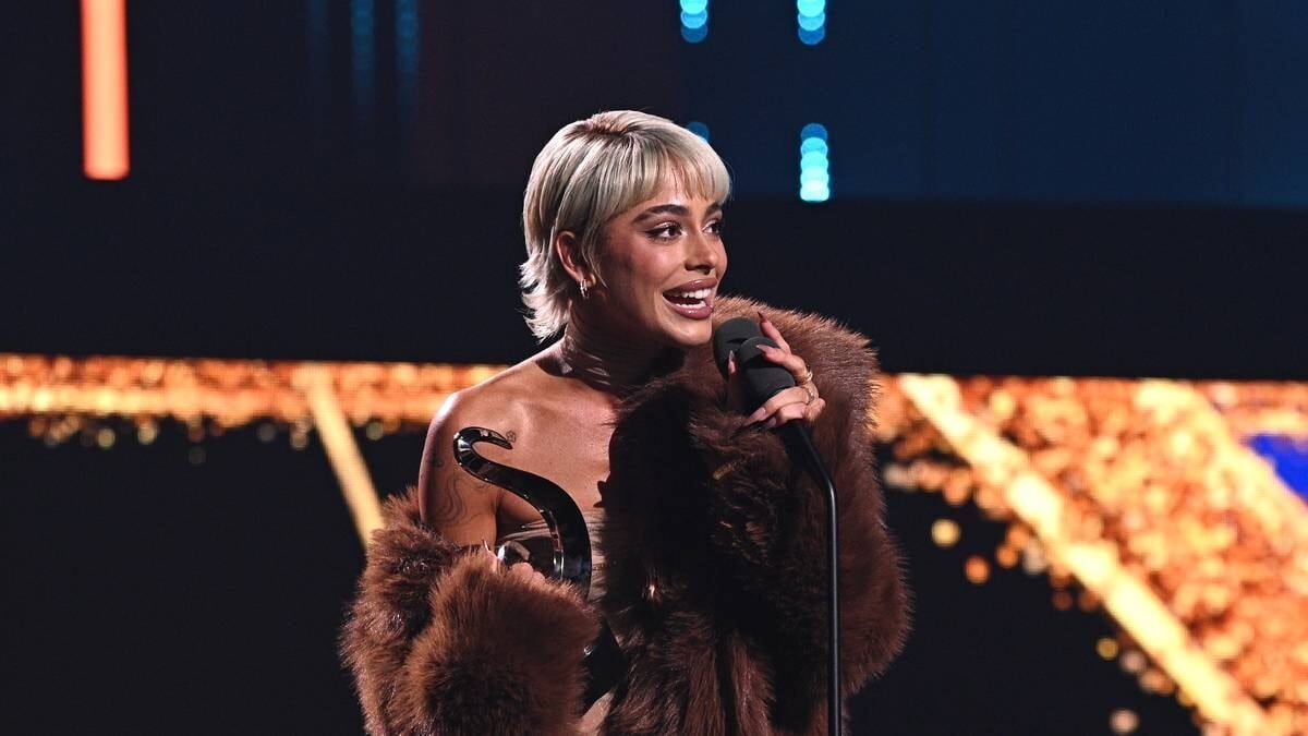 Tini Stoessel: O Fenômeno Mundial da Música e Televisão 4 image