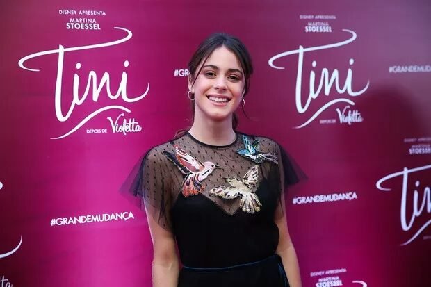 Tini Stoessel: O Fenômeno Mundial da Música e Televisão 7 image
